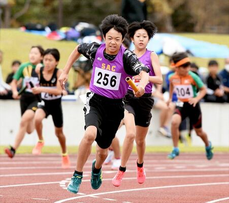 混合４００メートルリレー　５１秒４１の大会新記録で優勝したＳＡＣ。３走・前原からバトンを受け、アンカー・井上がスタート＝大松山運動公園陸上競技場