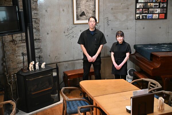 肉に精通するオーナーの中里さん（左）