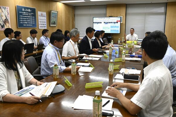市役所で開かれた第１回市部活動地域連携・移行推進協議会