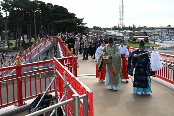 記念イベントで行われた烏ケ森歩道橋の渡り初め