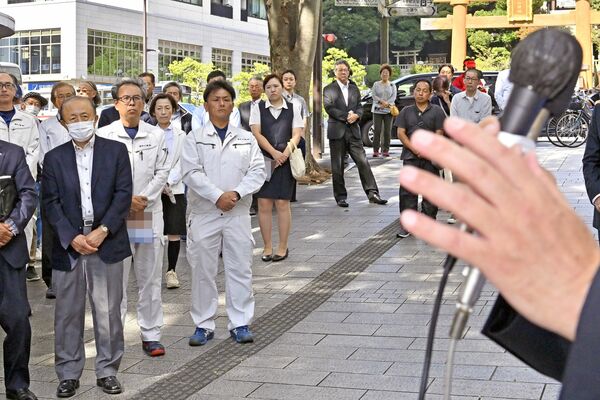 候補者の訴えに耳を傾ける有権者ら＝15日午後、宇都宮市内（画像は一部加工しています）