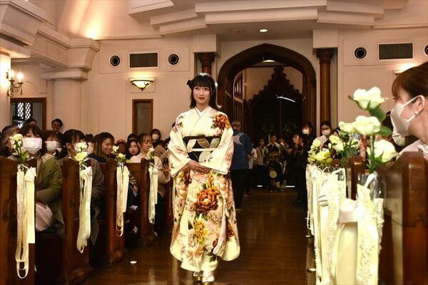 振り袖を着て歩く高校生モデル