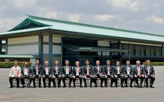 　大綬章の親授式を終え、記念写真に納まる受章者＝１２日午前、宮殿・東庭