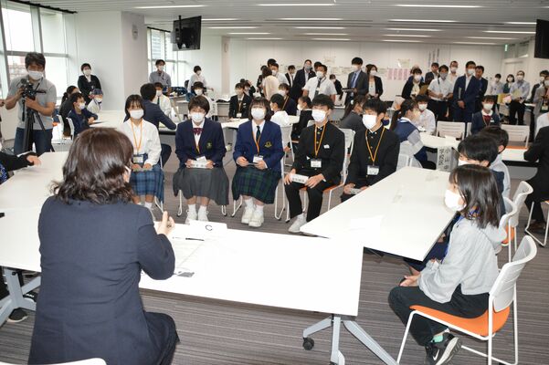各学校の取り組みなどを基に意見を交わす児童生徒ら