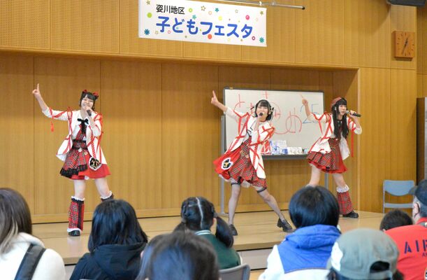 歌やトークで子どもフェスタを盛り上げた「とちおとめ２５」