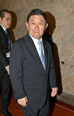 本会議場を後にする茂木氏＝23日午後、国会