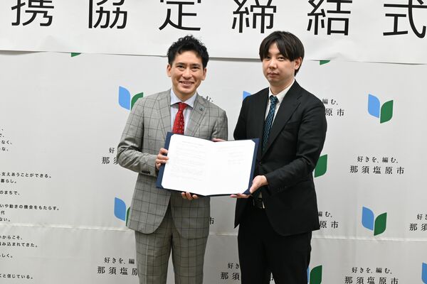 連携協定を締結した渡辺市長（左）と高岡社長