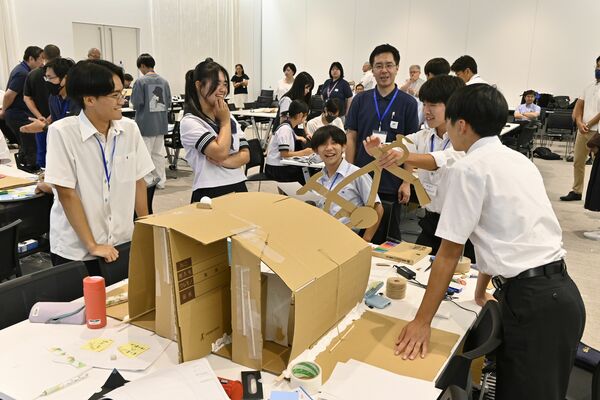 視覚障害の有無にかかわらず多くの人が楽しめる装置を考える生徒たち＝２日午後、宇都宮市