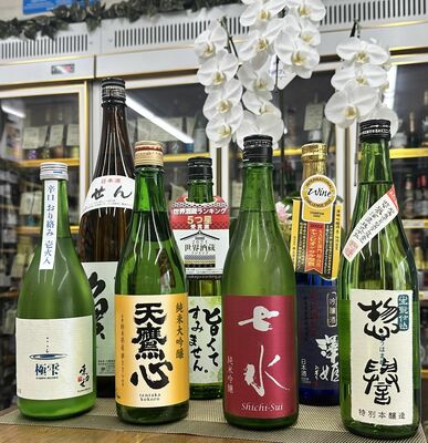 「栃木の地酒を料理と共にワイワイ飲み比べ」で試飲する県内日本酒銘柄