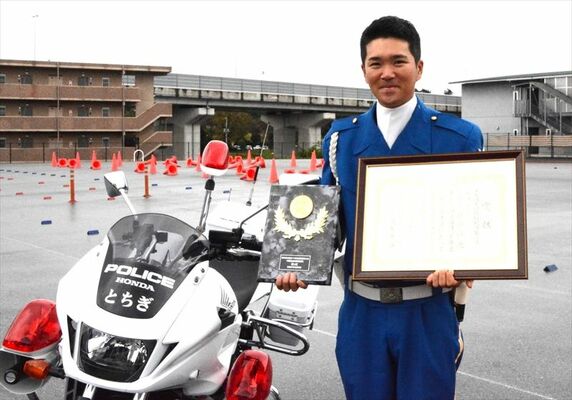 白バイの全国大会で初優勝した萩原隊員＝７日午前、県警機動センター