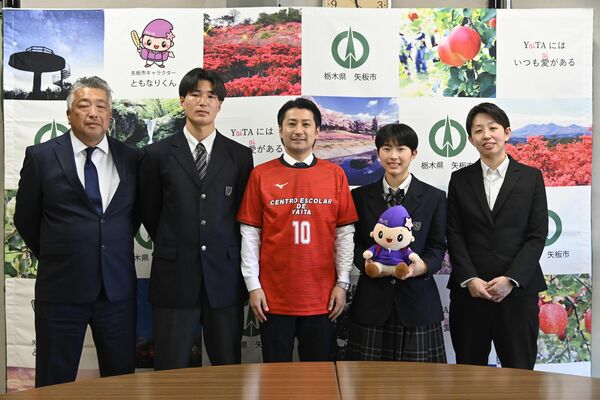 森島市長(中央)に全国大会出場を報告した矢板中央高サッカー部、女子バスケットボール部の監督と主将