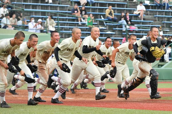 ２年連続優勝を果たし、笑顔で応援席に駆け出す作新ナイン＝１日午後１時45分、清原球場