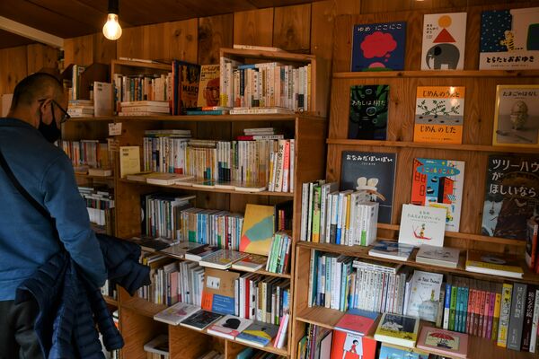 「本当に良い本を手渡せる場がほしい」と店主の高田さんが農機具小屋を改修して始めた「ＮＡＹＡ　ＢＯＯＫＳ」＝８日午前、那須烏山市田野倉