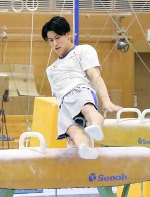 体操男子の強化合宿で、あん馬の練習を行う橋本大輝=東京都北区の味の素ナショナルトレーニングセンター