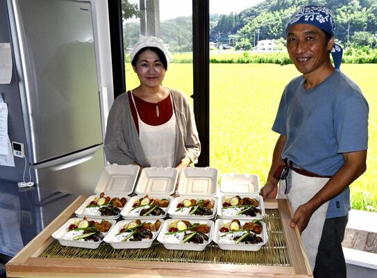 加工所に立つ野原さん夫妻
