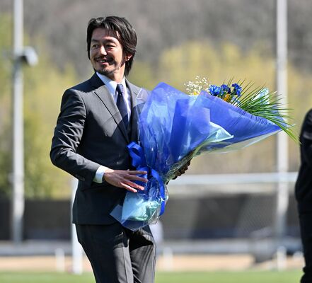 引退セレモニーで花束を受け取る元栃木シティの工藤さん＝ＣＦＳ