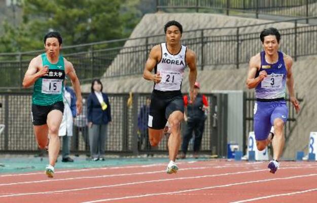 　男子１００メートル決勝　力走する３位の山本匠真（左）と４位の山縣亮太（右）＝島根県立浜山公園陸上競技場
