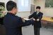 感謝状を受け取る山木さん（右）