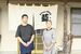 店先に立つ昌紀さん(左)と律子さん