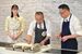 舘野さん（右）の指導の下、料理に挑戦する相馬市長（中央）