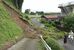 のり面が崩れて土砂などが道路を塞いだ＝26日午前７時50分、宇都宮市宮山田町