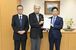瀬戸副大臣（右）に要望書を手渡す福田知事（中央）＝７日午前、内閣府