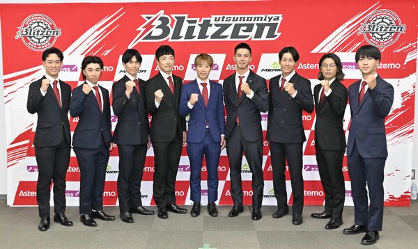 来季の活躍を誓うブリッツェンの選手たち＝県庁記者クラブ、湯田大士撮影