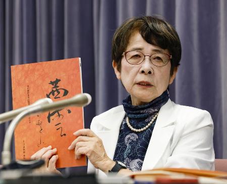 文集「茜雲そのあとに」を手にする「８・１２連絡会」事務局長の美谷島邦子さん＝７月、国土交通省
