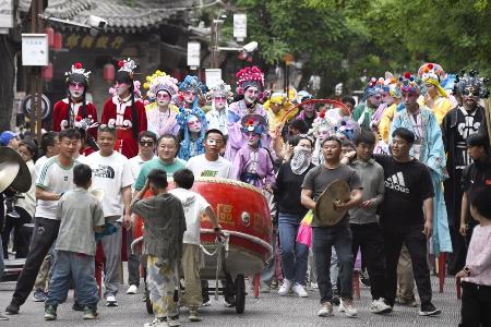 　労働節に伴う大型連休中、大勢の人でにぎわう中国河南省鶴壁市の観光地＝昨年５月（共同）