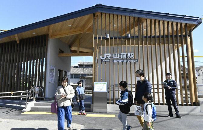 山前駅の新駅舎を見て回る来訪者＝７日、足利市鹿島町