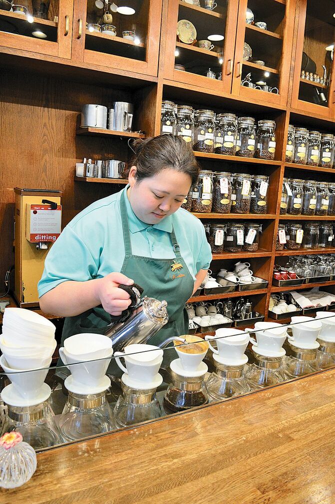 「おいしいコーヒーを味わいながらゆったりとした時間を楽しんでほしい」と、今年から店長を務める小野美紗季さん(24)
