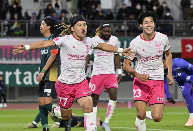 相模原戦でシュートを決め駆け出すＦＷ田中パ（左）＝11月29日、相模原ギオンスタジアム