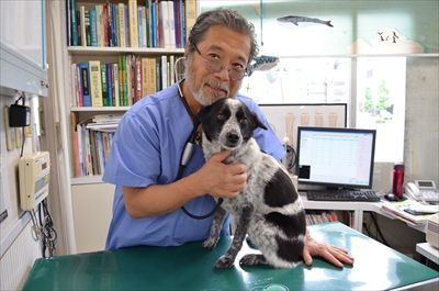 赤坂院長とミックス犬のぶっちちゃん
