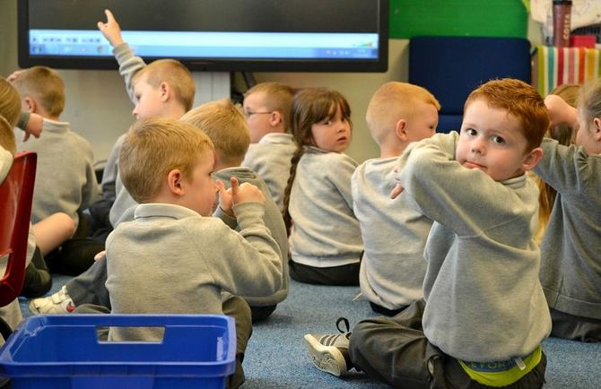 小学校／小学校で食育の授業を受ける児童たち。英国では５歳から義務教育が始まる＝５月１３日、イングランド北東部ノース・タインサイド、コリンウッド小学校