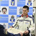 助けたのは「安全運転のプロ」 夜道で倒れた男性を保護、那須烏山署が感謝状