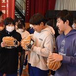 「さすが大谷選手」　グラブが届きました！　真岡の物部小でお披露目会