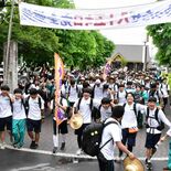 大田原高「85キロ強歩」笑顔でゴール　先輩の思い胸に…雨の中励まし合い…