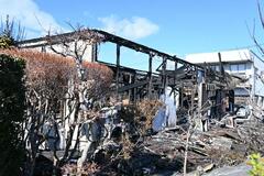 足利で住宅火災 焼け跡から遺体