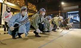 僧侶も新年準備 恒例「すす払い」