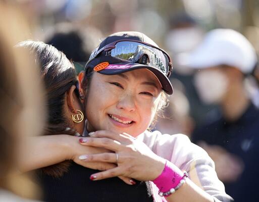 通算21アンダーで優勝し、涙を流して喜ぶ藤田さいき＝エリエールＧＣ松山