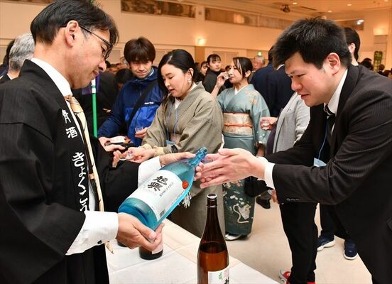各蔵元の日本酒を堪能する参加者