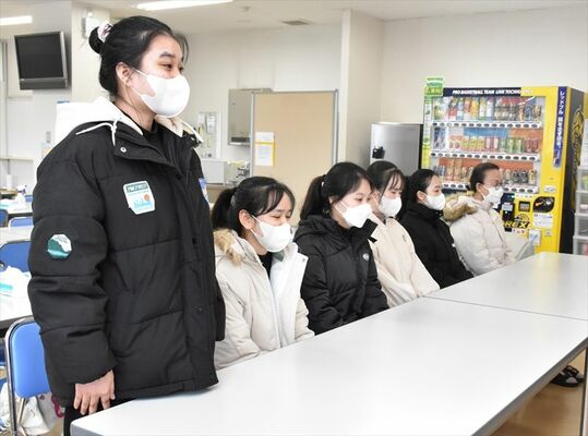 入社式であいさつする技能実習生＝13日午前、矢板市こぶし台
