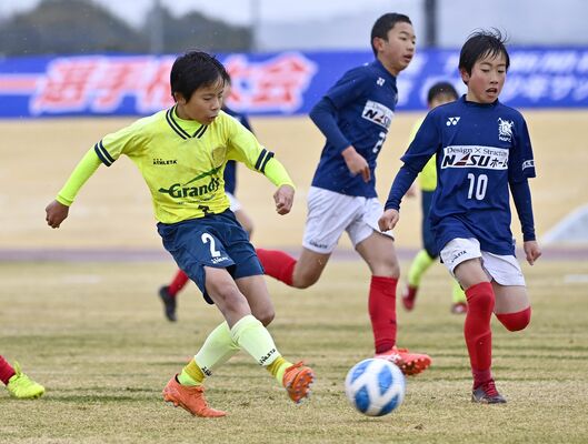後半19分、栃木ＳＣ　Ｕ12のＤＦ星野（左）が勝ち越しのゴールを決める＝真岡ハイトラ運動公園陸上競技場