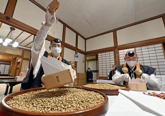 福豆を福升に入れる僧侶＝１９日午後２時１５分、日光市山内