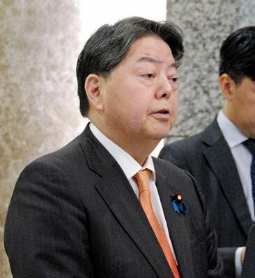 　片山財務相との合意後、記者会見する林総務相＝２４日午前、総務省