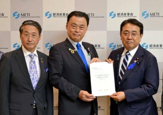 赤沢経産相(右)に要請書を渡す島根県の丸山達也知事。左は鳥取県の平井伸治知事=7日午前、経産省