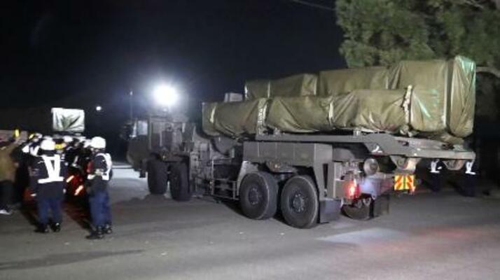 　陸自健軍駐屯地に到着した長射程ミサイルの車両＝９日未明、熊本市