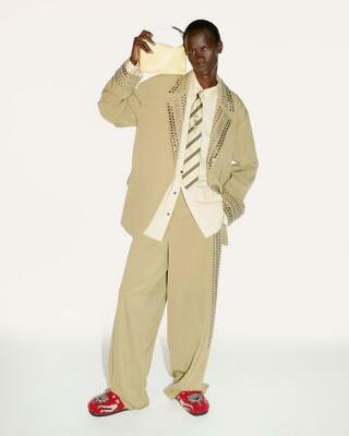 　男女兼用のライン「ＴＯＧＡ　ＴＯＯ（トーガ・トゥー）」の服（ＴＯＧＡ提供写真）