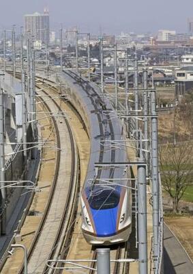 福井市内を走行する北陸新幹線=2024年3月