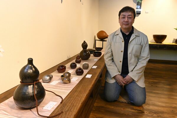 ヒョウタンと油滴塗りなどの個展を開いた宮原さん